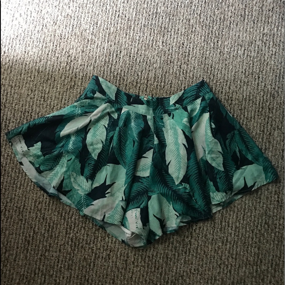 Leaf print flowy short, skirt like